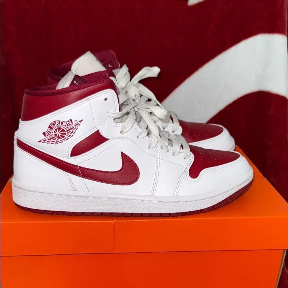 Air Jordan Retro 1 red White High-Top Sneakers